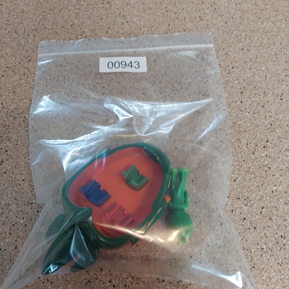 Disney PJ Masks Green GEKKO figure and vehicle Greg Toys & Collectibles - Picture 6 of 6